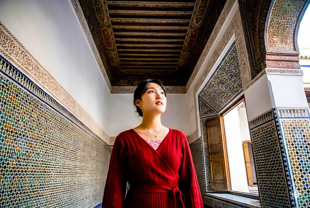 Entradas Palacio de la Bahía en Marrakech – patio, fuente y arquitectura marroquí tradicional